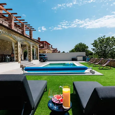 Stone With Heated Pool 빌라 Cabrunici