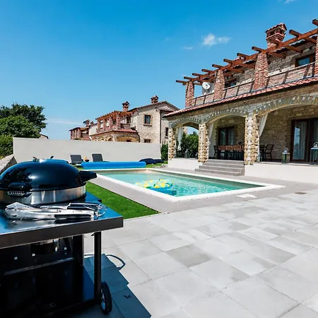 Stone With Heated Pool 빌라 *