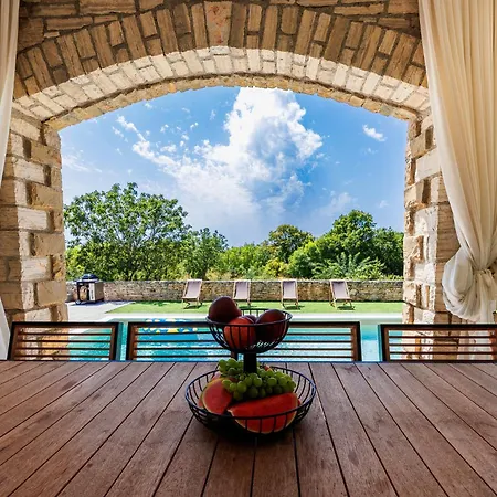 Stone With Heated Pool 빌라 *
